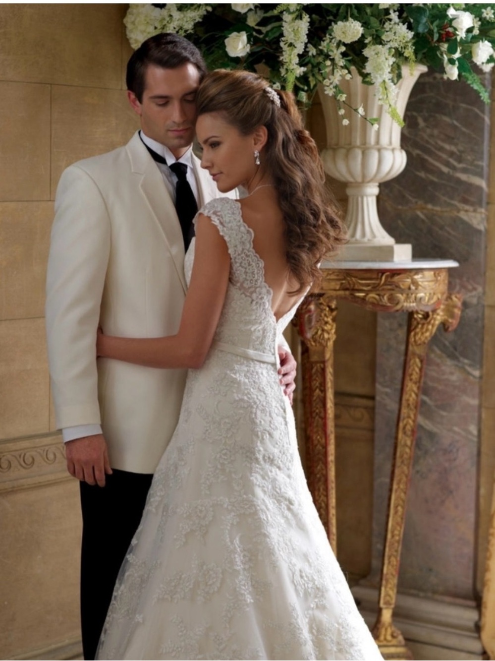 Elegant Ivory/Oyster Lace Wedding Dress with Belt - Picture 2 of 9